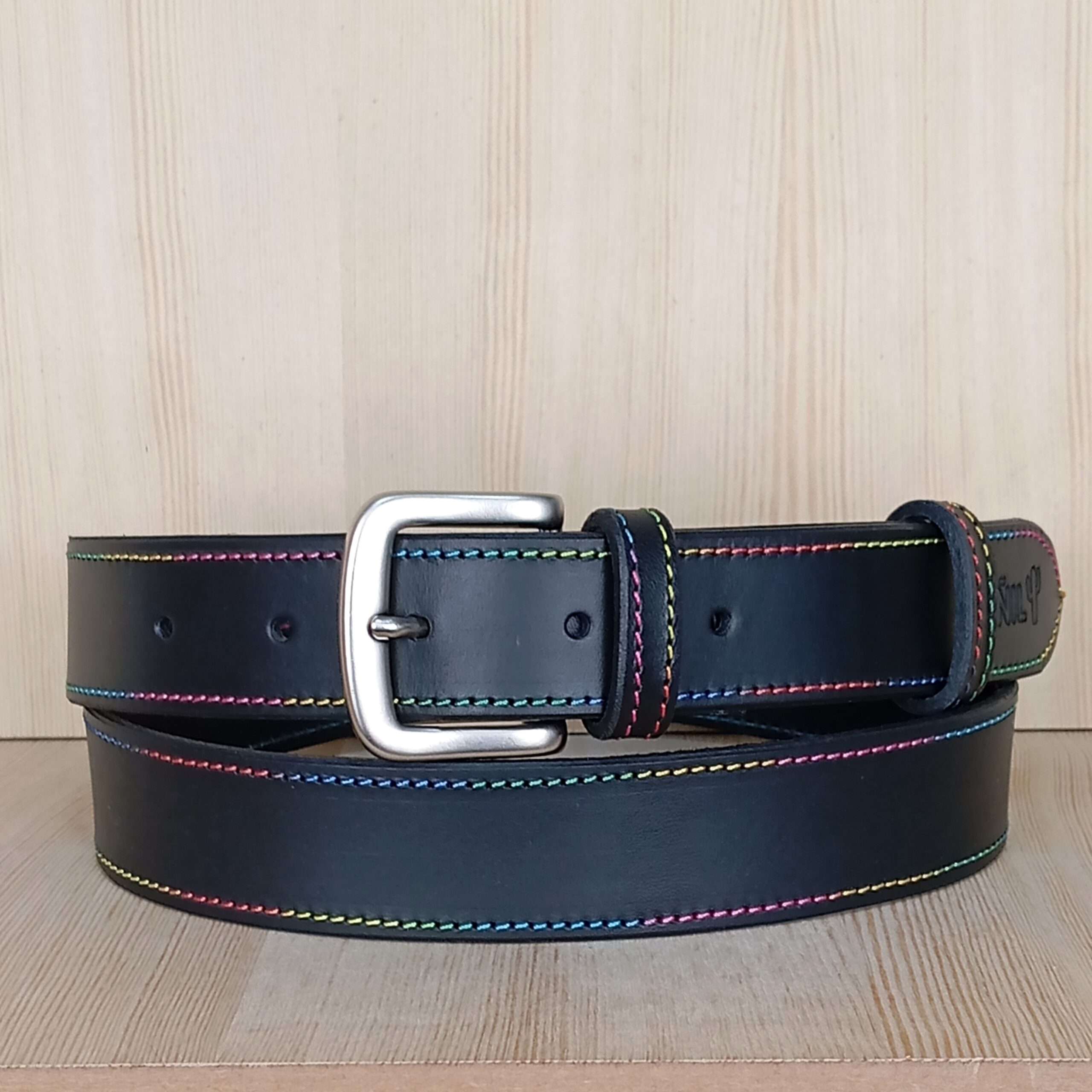 Cinturón negro con costura