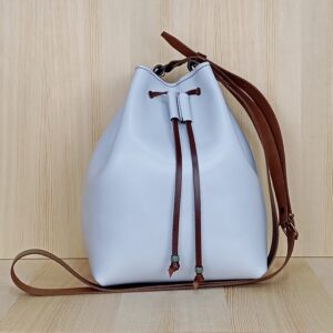 Bolso de piel bombonera color gris perla