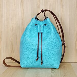 Bolso de piel tipo bombonera color turquesa